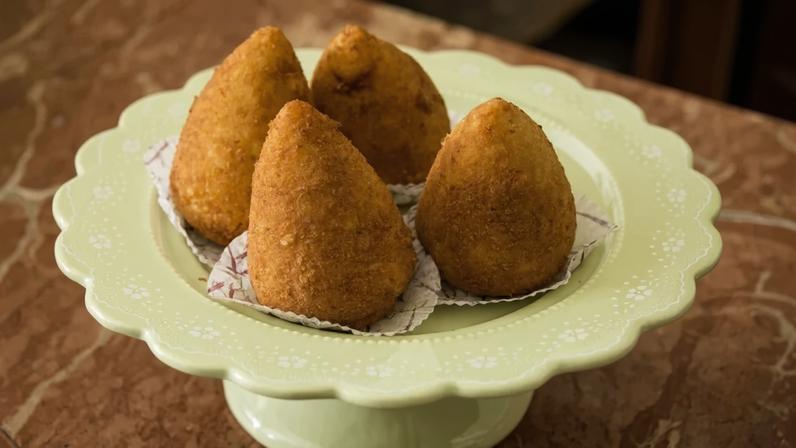 Coxinha de grão-de-bico com carne moída (Imagem: Salvador Aznar | Shutterstock)
