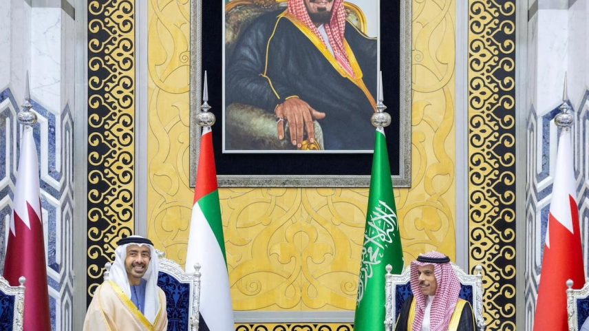 El ministro de Asuntos Exteriores saudí, Faisal bin Farhan al Saud, recibe al viceprimer ministro y ministro de Asuntos Exteriores de Emiratos Árabes Unidos, el jeque Abdullah bin Zayed Al Nahyan, en el Consejo de Cooperación del Golfo celebrado en Yeda (Arabia Saudí) el 28 de abril.