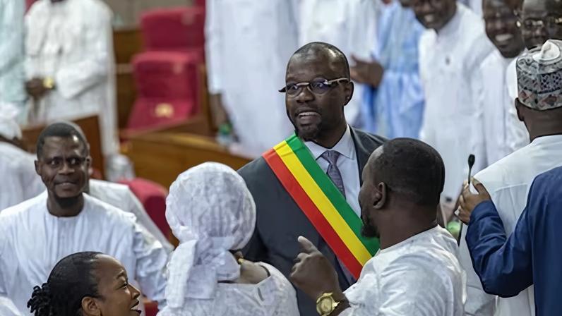 Ousmane Sonko recibe las felicitaciones de miembros de la Asamblea Nacional este martes en Dakar.