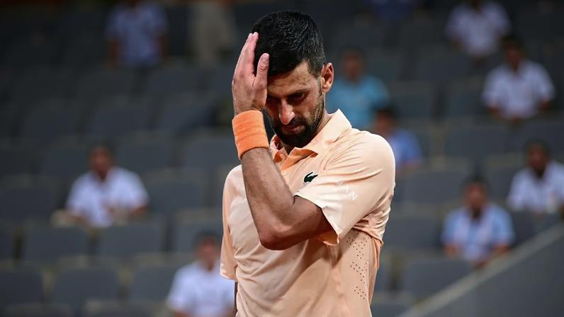 Djokovic cabisbaixo após perder para João Fonseca