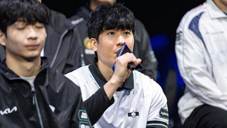 Na foto, o time da Dplus KIA na LCK 2026