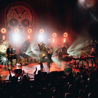 Os Mavericks farão turnê com vocalistas convidados e Robert Reynolds, fundador