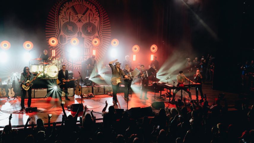 Os Mavericks farão turnê com vocalistas convidados e Robert Reynolds, fundador