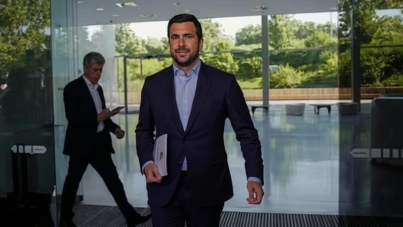 Enrique Riquelme sale este sábado de las oficinas del Real Madrid en Valdebebas.