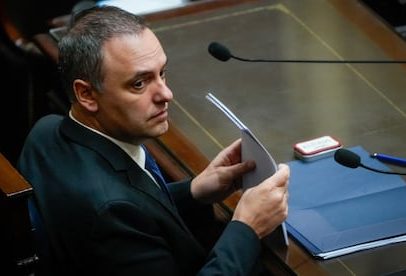 Suspeitas de corrupção cercam o chefe de ministros de Milei: viagens e imóveis