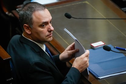 Suspeitas de corrupção cercam o chefe de ministros de Milei: viagens e imóveis