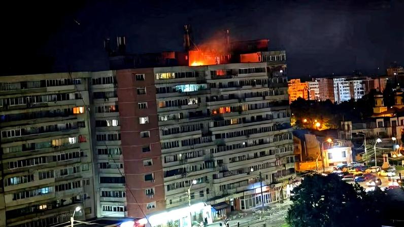 Un incendio en el tejado del edificio de apartamentos cerca de la frontera con Ucrania, en Galati, Rumania.