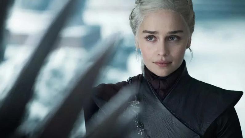 Emilia Clarke revela detalhes sobre salário na série Game of Thrones