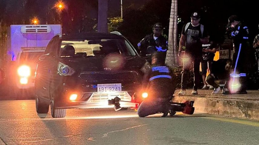 Policiais equatorianos na cena do assassinato de uma juíza em Machala, em 11 de maio de 2026. Foto: Luis Suárez/AFP