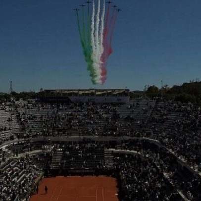 Esquadrilha tricolor sobrevoa Foro Italico e homenageia Pientrangeli