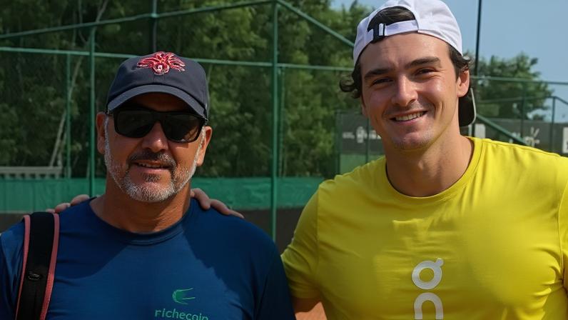 Professor e primeiro treinador de João Fonseca celebra vitória sobre Djokovic