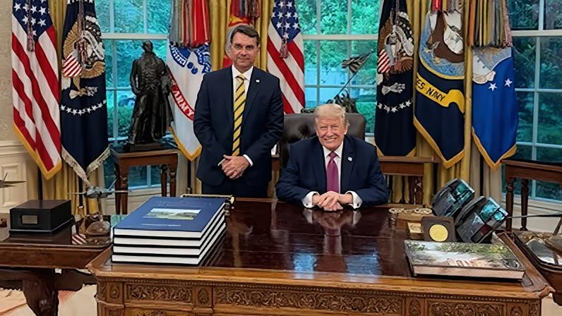 Trump recebe filho de Bolsonaro no Salão Oval, três semanas após Lula