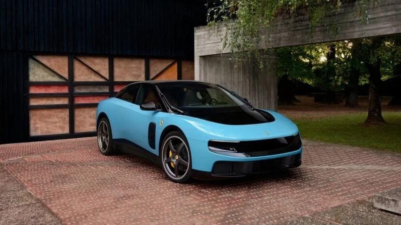 Ações da Ferrari caem após lançamento do carro elétrico Luce