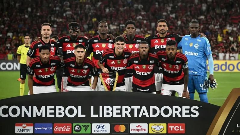 Time do Flamengo perfilado antes de duelo contra o Cusco pela Libertadores (Foto: Mauro PIMENTEL / AFP)
