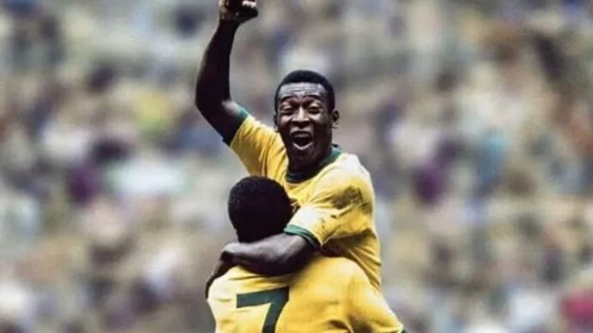 Pelé e Jairzinho comemoram gol pela Seleção Brasileira. (Foto: Divulgação FIFA)