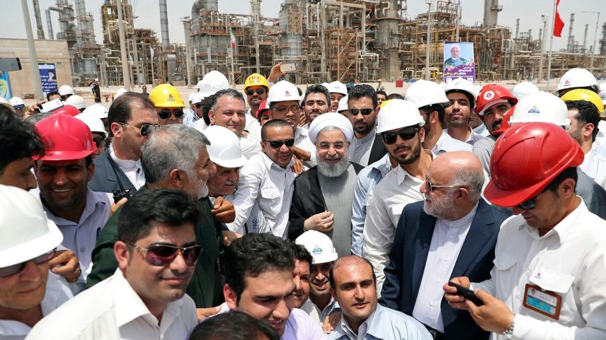 El entonces presidente iraní, Hassan Rouhani (centro) inauguraba el 30 de abril de 2017 la refinería "Estrella del golfo Pérsico" en Bandar Abbas, Irán, en una imagen de la Presidencia iraní.