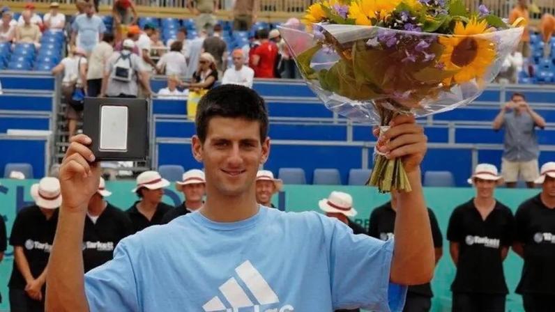 Djokovic em julho de 2006, aos 19 anos, com o primeiro dos 101 troféus, em Amersfoort (Arquivo/Twitter)