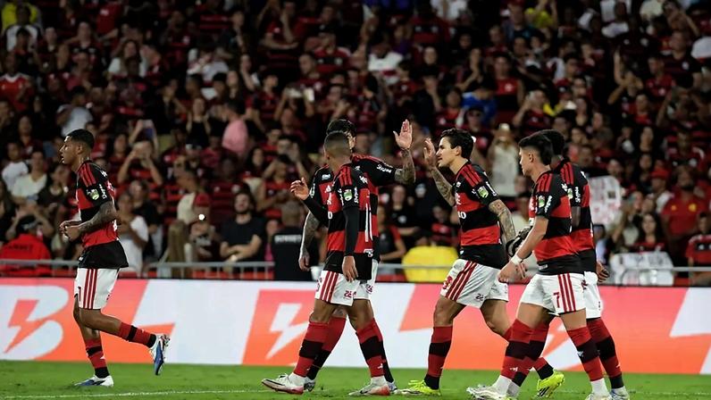 Jogadores do Flamengo comemoram gol contra o Coritiba no Maracanã