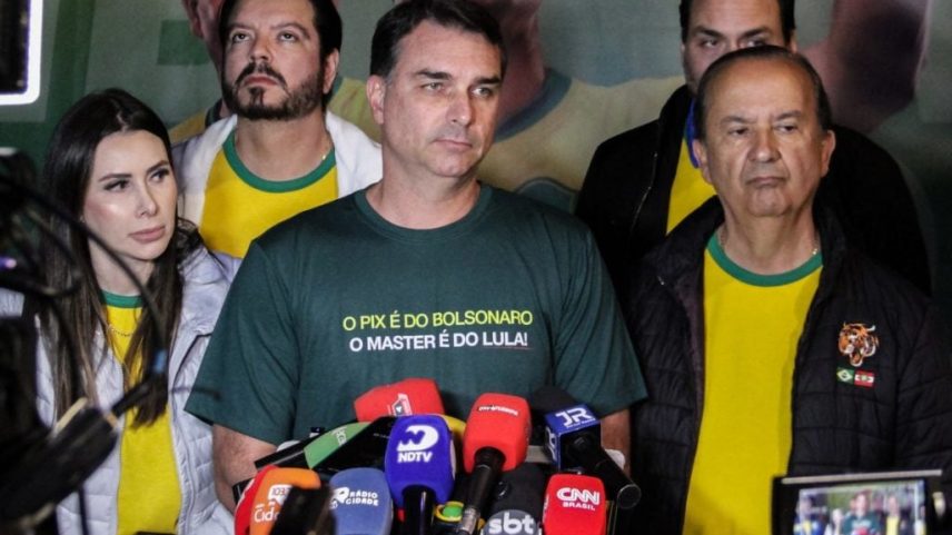 Coletiva de imprensa com Flávio Bolsonaro e aliados, em 9 de maio de 2026. Foto: Vitor Souza/AFP