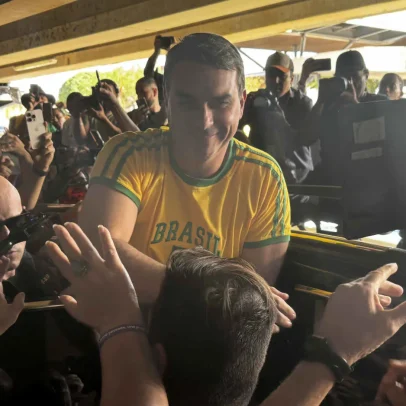 Flávio Bolsonaro é recebido por apoiadores em Brasília após encontro com Trump