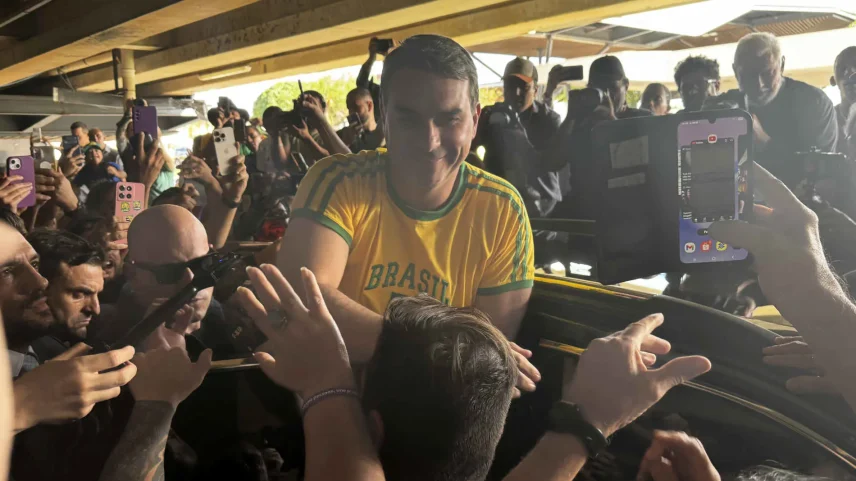 Ato de apoio a Flávio Bolsonaro no Aeroporto de Brasília (Foto: Wesley Oliveira / Gazeta do Povo)