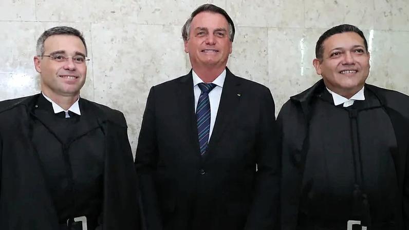 Nunes Marques convida Bolsonaro para posse no TSE