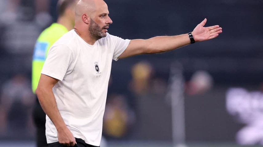 Franclim Carvalho gesticula à beira do gramado do Nilton Santos durante Botafogo x Corinthians (Foto: Vitor Silva / Botafogo)