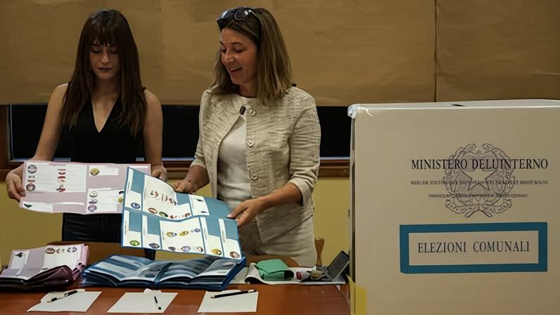 Preparativos para las municipales en un centro electoral de Venecia, este domingo.