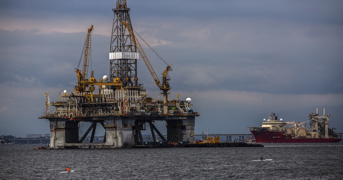 Plataforma de petróleo na Baía de Guanabara: crescimento em 2025 foi impulsionado pelo forte avanço da Guiana e pela liderança sustentada do Brasil como principal produtor regional.