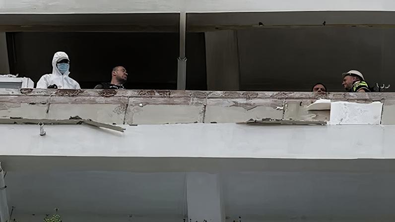 Agentes forenses y de las fuerzas del orden rumanos trabajan en el lugar donde un dron ruso ha impactado contra un edificio de viviendas en Galati, Rumanía, el 29 de mayo.