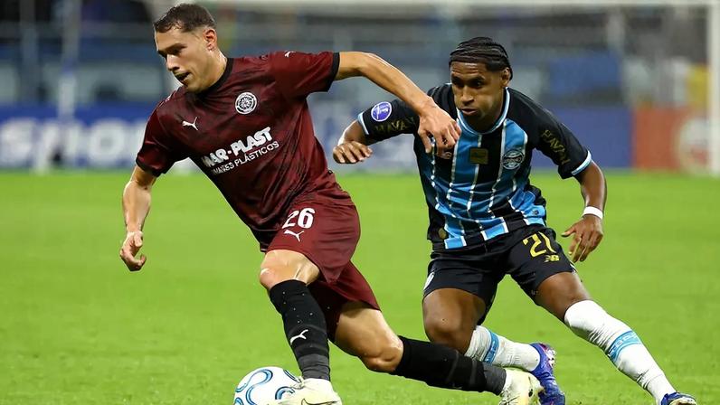 Equipes se enfrentam na Arena do Grêmio (Foto: SILVIO AVILA / AFP)