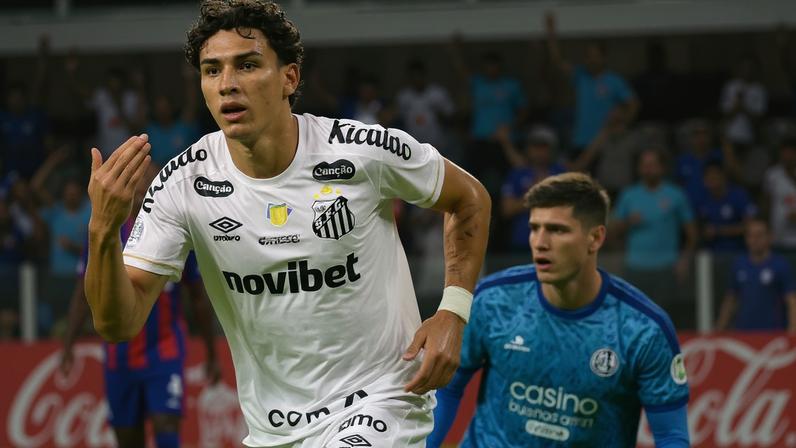 Gabriel Bomtempo comemora gol do Santos pela Sul-Americana (Foto: NELSON ALMEIDA / AFP)