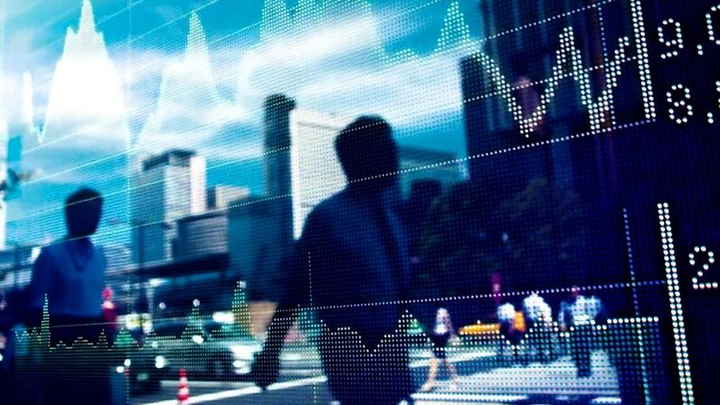 Os preços do petróleo fecharam em queda após um relatório dizer que os Estados Unidos estavam considerando reiniciar as operações de escolta de navios comerciais pelo Estreito de Ormuz já nesta semana.