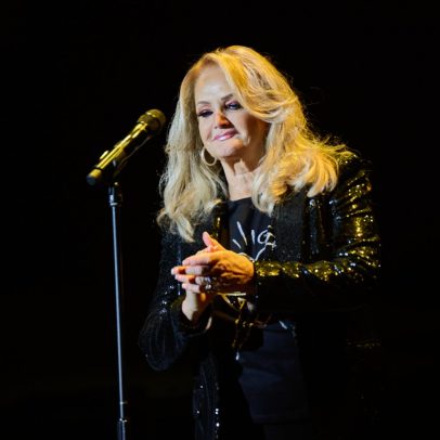 Bonnie Tyler permanece gravemente doente, mas médicos esperam recuperação completa