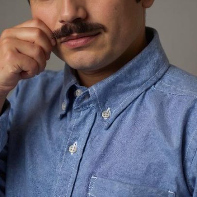 Criança com bigode falso engana verificador de idade online