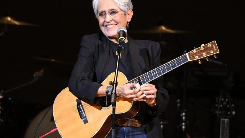 Joan Baez pede que astros pop se posicionem politicamente