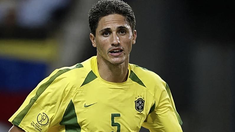 Pentacampeão não vê Brasil como favorito, acredita na evolução na Copa