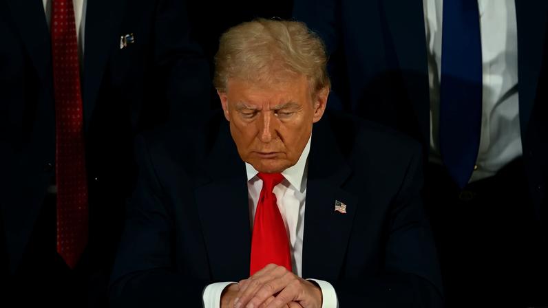 Analistas sugerem que Trump deveria admitir o erro