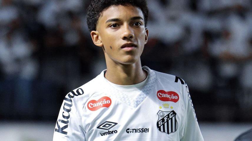 Torcida do Santos vaias a Robinho Jr. ao deixar hotel