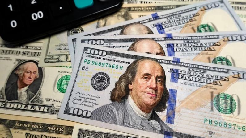 Dólar fecha abaixo de R$5,00 após ataque dos EUA ao Irã ser adiado