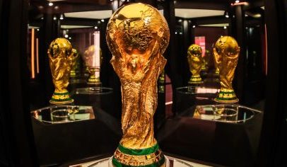 Artesão brasileiro fabrica mais de 3 mil réplicas do troféu da Copa