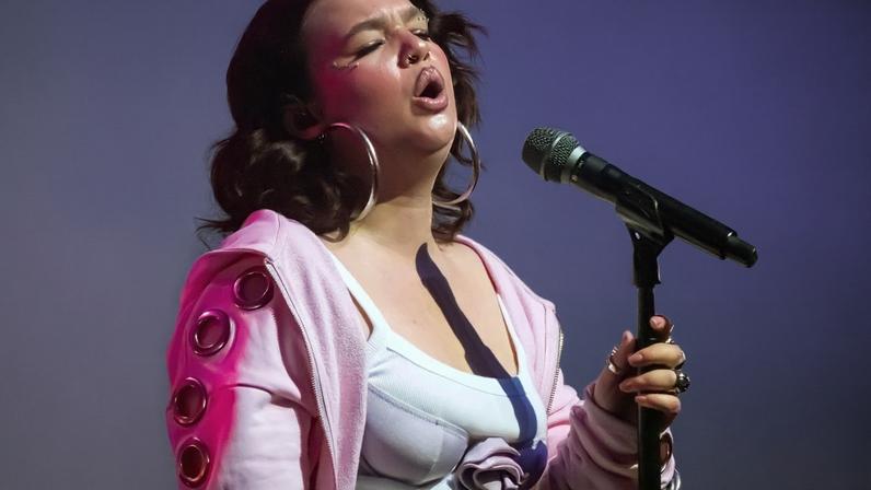 Lola Young retorna com single reflexivo From Down Here