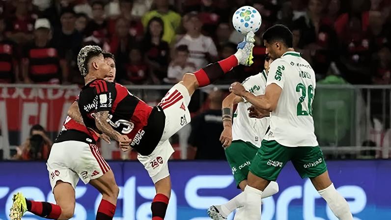Carrascal acerta Murilo e é expulso em Flamengo x Palmeiras pelo Campeonato Brasileiro