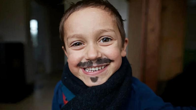 Criança com bigode falso: truque simples foi utilizado para enganar IAs que verificam a idade de usuários na internet (Getty Images)