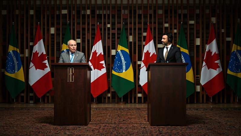 O ministro das Relações Exteriores, Mauro Vieira, e o ministro de Comércio Internacional do Canadá, Maninder Sidhu. Foto: Itamaraty/Divulgação