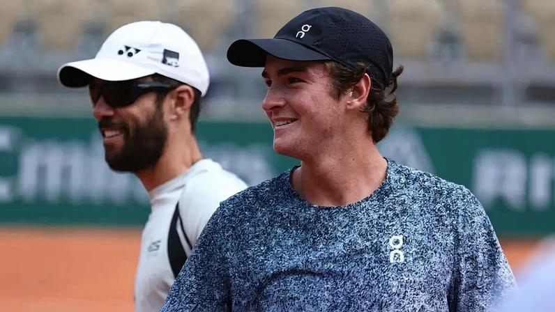 O técnico Guilherme Teixeira e João Fonseca em Roland Garros (Foto: Reprodução)