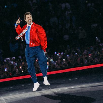 Harry Styles faz retorno triunfal na abertura da turnê em Amsterdã