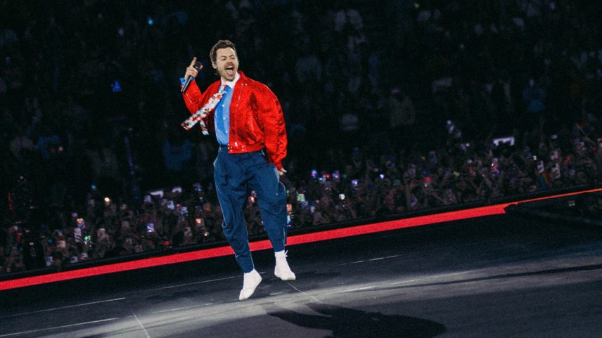 Harry Styles faz retorno triunfal na abertura da turnê em Amsterdã