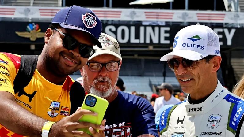 Helio Castroneves ao lado de fãs ansiosos pela Indy 500