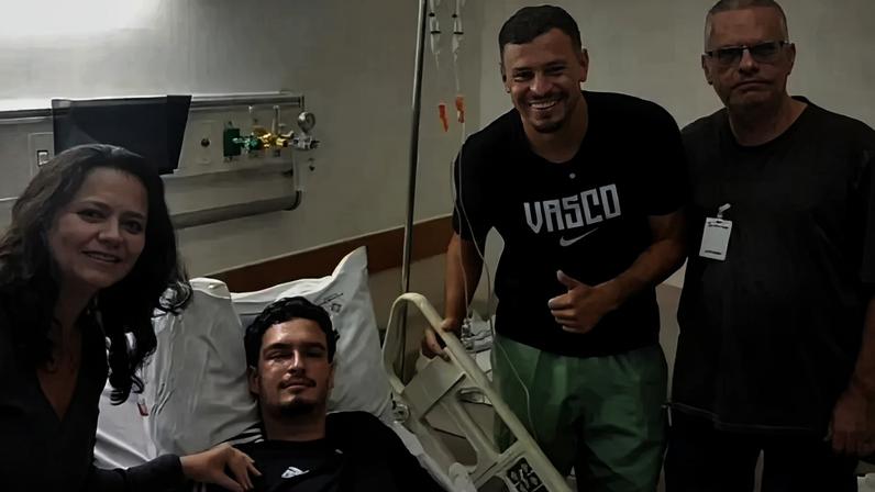 Hugo Moura com os pais de Arthur (Foto: Reprodução)